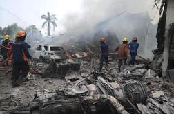 Vojaško letalo v Indoneziji strmoglavilo na hiše, mrtvih najmanj 116 ljudi