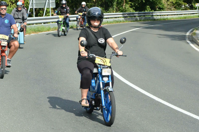 Katja Kokot, moped | Fotografija na mopedu, ki jo je poslanka Katja Kokot na svojem profilu na družbenem omrežju Facebook objavila 5. septembra. | Foto Facebook / Katja Kokot
