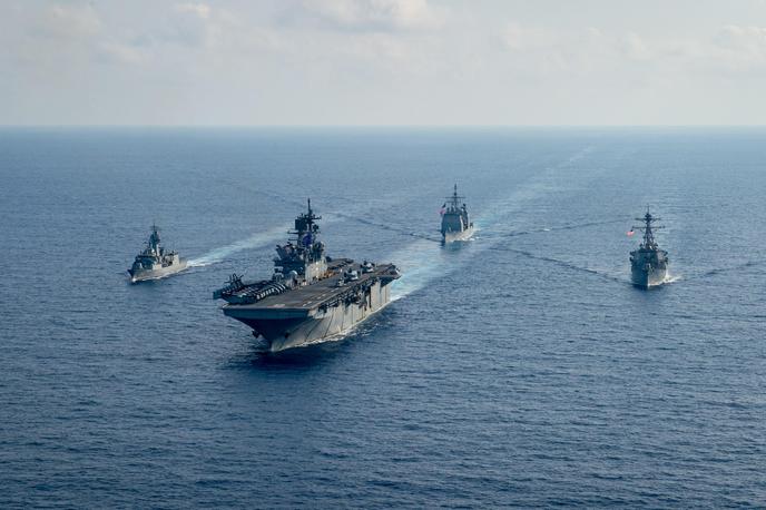 Ameriške vojaške ladje v Južnem kitajskem morju | Ameriške vojaške ladje plujejo po Južnokitajskem morju. Nekateri bolj črnogledi vojaški in politični analitiki napovedujejo, da lahko to območje postane žarišče krize, ki lahko pripelje do izbruha tretje svetovne vojne. | Foto Reuters