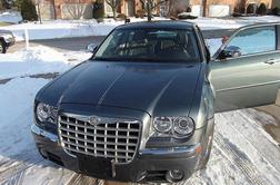 Obamov chrysler 300C na dražbi brez kupca