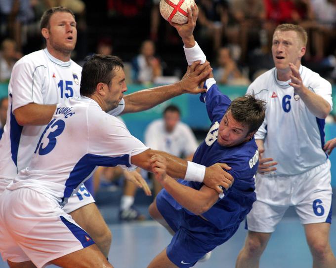 Slovenci (v beli opremi) so leta 2004 nastopili na svojih drugih olimpijskih igrah. | Foto: Reuters