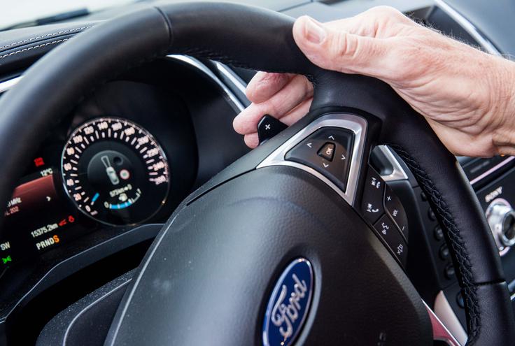 Oba forda, S-max in mondeo, prenašata moč motorja prek šeststopenjskega menjalnika powershift z dvema sklopkama, ki ga voznik lahko upravlja z ročicama izza volanskega obroča. | Foto: Vid Ponikvar