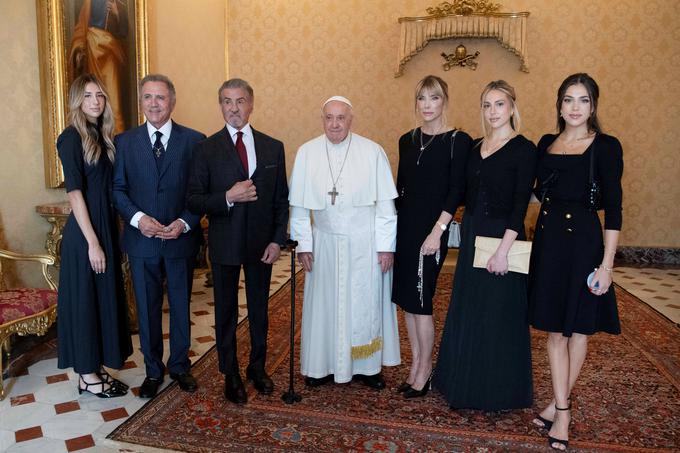Igralec Sylvester Stallone z bratom Frankom, tremi hčerami in ženo Jennifer na sprejemu pri papežu Frančišku. | Foto: Reuters
