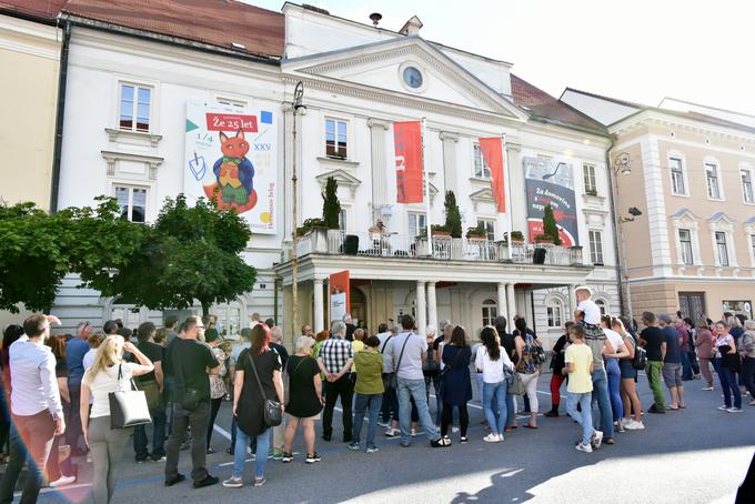 Na odprtju razstave za Domovino z rockom naprej, ki jo je postavil prav Weber. | Foto: arhiv Muzeja novejše zgodovine Celje