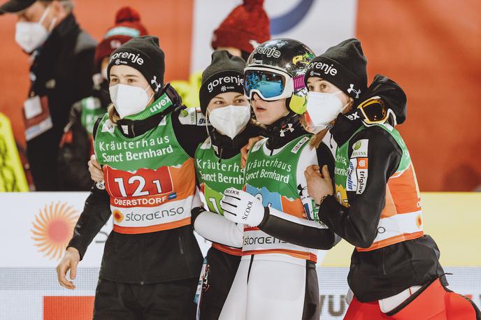 Slovenske skakalke Oberstdorf srebrna medalja | Slovenske skakalke so osvojile srebrno medaljo. Na koncu so čakale, kaj bo pokazal semafor. Avstrijke so jih prehitele za vsega 1,4 točke. | Foto Sportida