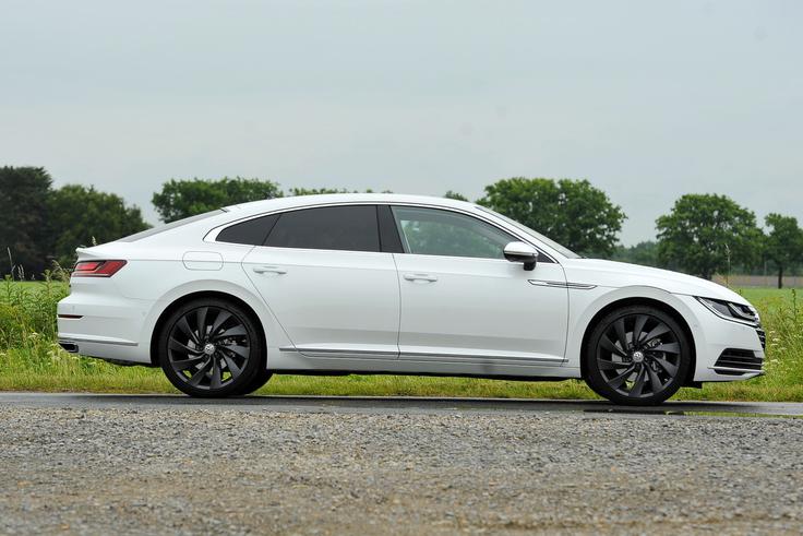 Arteon je velik, a precej skladno oblikovan avtomobil. V dolžino presega 4,8 metra, med osema pa je dobrega 2,8 metra prostora (2.841 mm). Na eleganco vplivajo nizka strešna linija, ki le malce preseže 1,4 metra (1.427 mm), ter široka in nizka drža sprednjega dela. Avtomobil je širok skoraj 1,9 metra (1.871 mm). | Foto: Jure Gregorčič