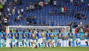 Italijani brez praske, Wales kljub porazu naprej