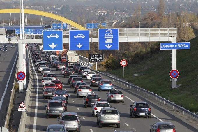 Vsak delovnik se v Švico na delo vozi 325 tisoč ljudi iz obmejnih delov Francije, Italije in Nemčije. Na sliki mejni prehod Bardonnex med Švico in Francijo pri Ženevi, ki ga dnevno prečka povprečno 25 tisoč ljudi. | Foto: Reuters