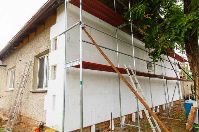 Slovenci v nepremičnine vlagajo premalo, zato so številne hiše iz 70. in 80. let potrebne nujne temeljite prenove. | Foto: Thinkstock