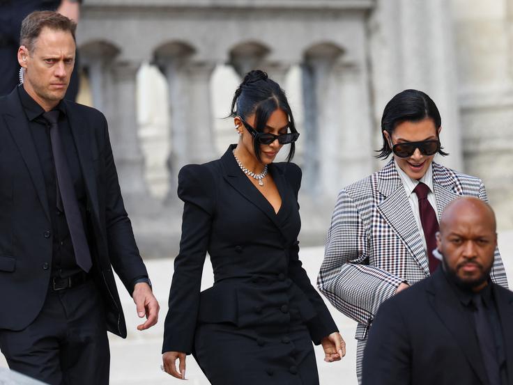 Kim Kardashian je v sodni dvorani spremljala tudi njena mama Kris Jenner. | Foto: Reuters