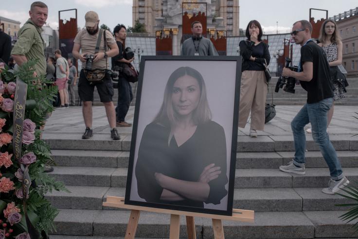 Pogrebna slovesnost v spomin na ukrajinsko novinarko Viktorijo Roščino, ki je avgusta 2023 izginila med poročanjem iz Donbasa, nato pa oktobra lani umrla v zaporu v Rusiji. Ukrajinska preiskava trupla Roščine je pokazala, da so že v Rusiji opravili obdukcijo trupla, na katerem pa so bili vidni sledovi mučenja. Med drugim naj bi identificirali številne modrice, odrgnine, zlomljeno rebro in celo poškodbe, ki bi jih lahko povzročili elektrošoki.  | Foto: Reuters