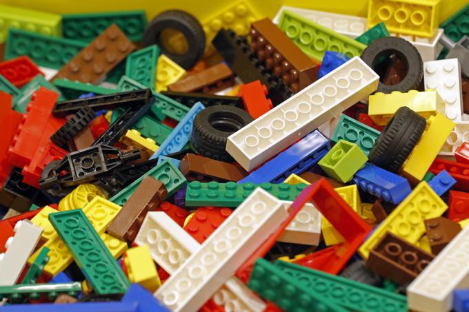 ABS je lahek in trden material, iz katerega Lego izdeluje predvsem navadne kocke oziroma "zidake". Nekateri delčki morajo biti medtem trdni, a ne preveč, drugi mehki (pnevmatike, na primer), tretji upogljivi. Legove inženirje v naslednjem desetletju čaka veliko dela. | Foto: Reuters