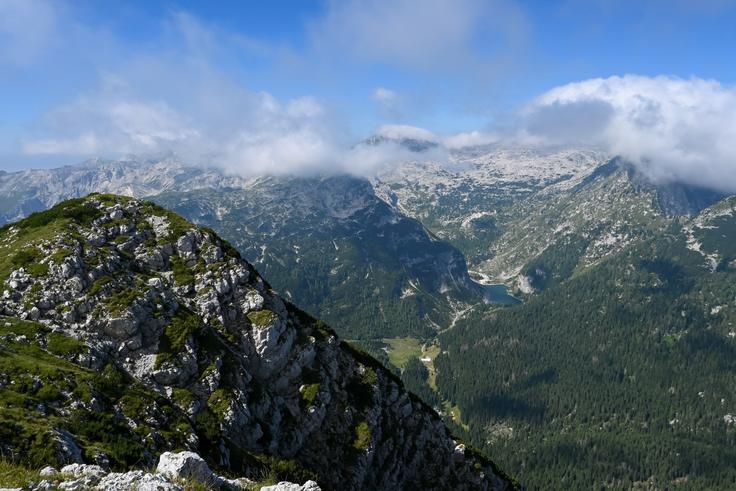 Pogled z Velike Babe proti Krnskemu jezeru in Krnu | Foto: Matej Podgoršek