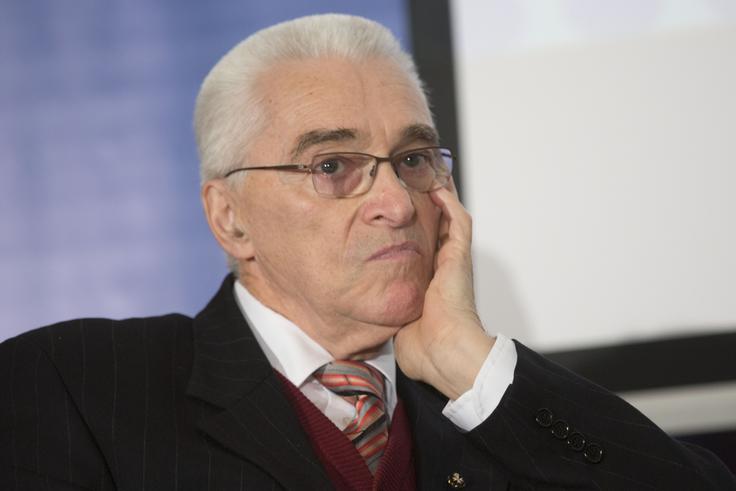 Tudi šolstvo, ki ob zlomu Jugoslavije ni bilo slabo v primerjavi z razmerami v drugih republikah, se v preteklih 25 letih ni primerno vključilo v življenje slovenske družbe, je poudaril nekdanji minister za vzgojo in izobraževanje Peter Vencelj. Po koncu Demosove vlade je namreč prav šolstvo postalo predmet ideologizacije mladine, resne razprave o potrebnih spremembah pa vse do zdaj ni bilo. Ogromno mladih zato ostaja brez zaposlitve in rešitve išče zunaj, je pojasnil. | Foto: 