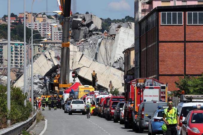 Zrušitev dela viadukta Morandi zdaj že povzroča velike probleme pri pretočnosti prometa v mestu, kot tudi pri širši prometni povezavi med Milanom in francosko mejo. | Foto: Reuters