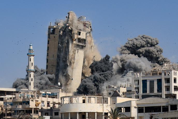 Gaza, napad, izaelska vojska, Izrael, Palestina, Hamas | Po dveh letih napadov je Gaza že povsem opustošena. Večmesečne blokade dobave pomoči in oviranje razdeljevanja pa so privedli do humanitarne katastrofe in lakote. Kljub ogromnemu številu smrtnih žrtev, med katerimi so tudi voditelji Hamasa, Izrael še ni dosegel poglavitnega cilja ofenzive, in sicer uničenja tega gibanja. | Foto Reuters