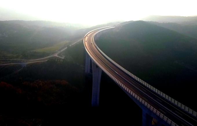 Viadukt Črni Kal je dolg 1.065 metrov in v najvišji točki visok 95 metrov. Je gradbeno in inženirsko najzahtevnejši premostitveni objekt na slovenskih avtocestah.  | Foto: Gregor Pavšič