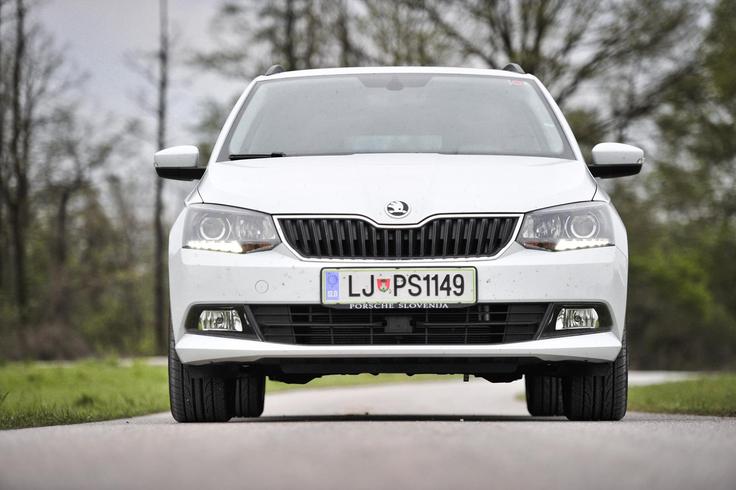Turbobencinski motor TSI z 1,2-litra prostornine in 81 kilovati je dovolj zmogljiv, predvsem pa tih in prijetno živahen. Od vseh v paleti ga priporočamo najbolj. Na sto kilometrov je zahteval 6,6 litra na sto kilometrov, zlahka pa lahko "popije" tudi več kot pol litra manj. | Foto: 