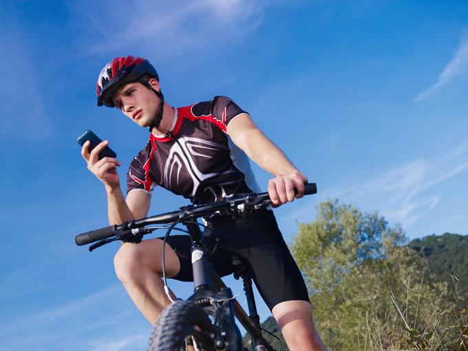 Statistike kažejo, da je za vsako peto nesrečo mladih nizozemskih kolesarjev kriva prav uporaba mobilnega telefona med kolesarjenjem. | Foto: Thinkstock