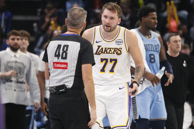 Luka Dončić Sodniki so v prvem polčasu prisodili Luki Dončiću tri osebne napake. Ljubljančan se je po koncu prvega polčasa zapletel v pogovor z delilci pravice. | Foto: Reuters