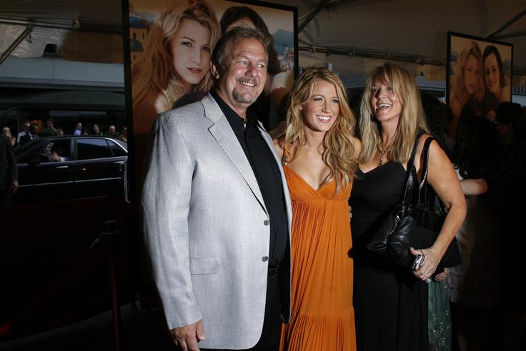 Ernie Lively s hčero Blake Lively in ženo Elaine na premieri drugega dela filma Poletje odraščanja. | Foto: Reuters
