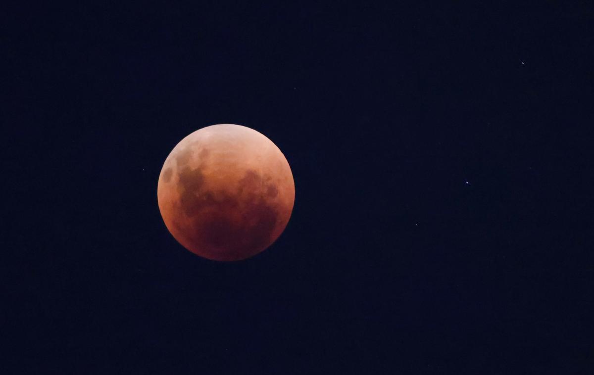 super krvava luna | Sonda je na Zemljo prinesla vzorce kamnin, ki jih je kot prva nabrala na strani Lune, obrnjeni stran od Zemlje. To območje je po mnenju znanstvenikov zelo obetavno za raziskovanje. | Foto Reuters