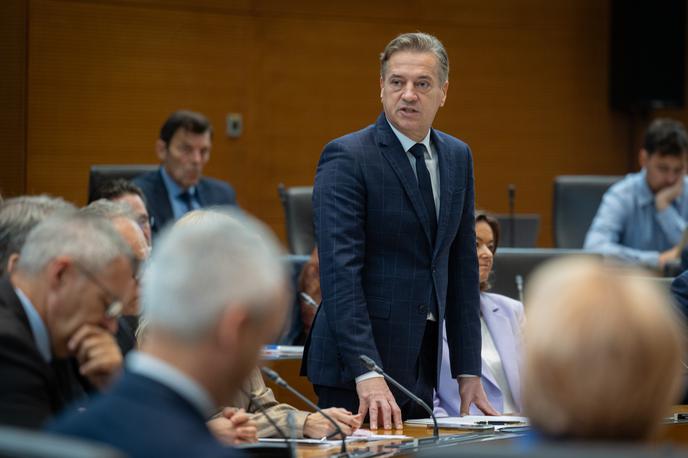 Robert Golob, državni zbor | Znova je pričakovati razgreto razpravo o romskih vprašanjih in nova dopolnila k predlogu, s katerimi bi odgovorili na nove pripombe zakonodajno-pravne službe DZ. | Foto STA