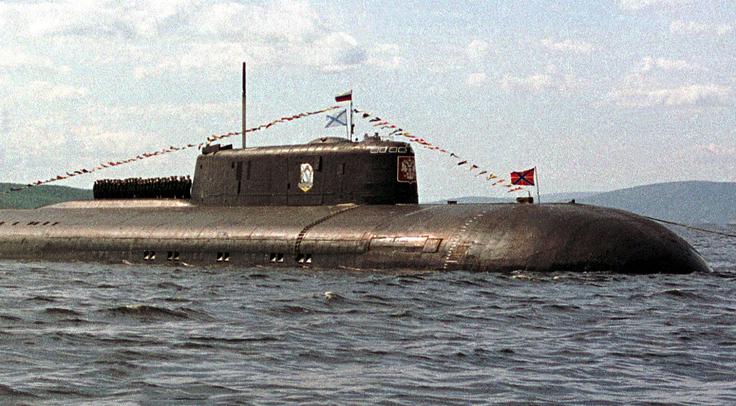 podmornica Kursk Nesrečo Kurska je povzročila eksplozija enega od torpedov na podmornici, a zanjo, po ugotovitvah ruskih preiskovalcev, nihče ni bil kriv. Na fotografiji posadka jedrske podmornice Kursk 30. junija 2000. | Foto: Reuters