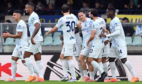 Inter se je rešil v sodnikovem dodatku, Roma na derbiju lovi vrh