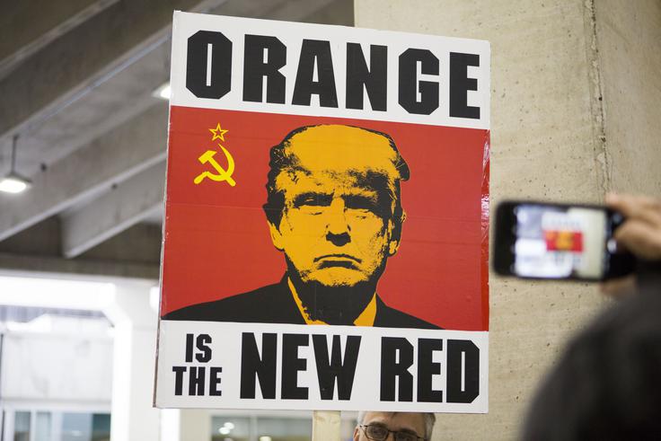 Donald Trump se je pred volitvami za predsednika ZDA zavedal, da brez delavskih volivcev ne bo mogel premagati Hillary Clinton. Nagovarjal jih je z obljubo o gradnji zidu z Mehiko in prepovedjo priseljevanja muslimanov. | Foto: Getty Images