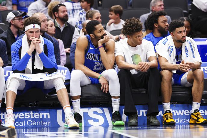 Dallas Mavericks | Med igralci in strokovnim štabom košarkarske ekipe Dallas Mavericks se širi neznana bolezen.  | Foto Reuters