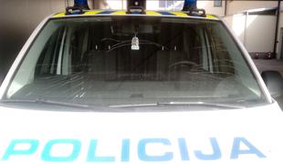 Mladoletnik z ukradenim kombijem namerno trčil v policijsko vozilo