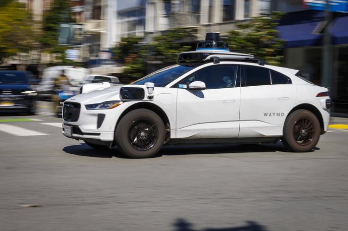 taxi, samovozeč taksi, vozilo, Waymo | Nosečnica je v ponedeljek zvečer na poti v klinični center v San Franciscu rodila v samovozečem taksiju. | Foto Guliverimage