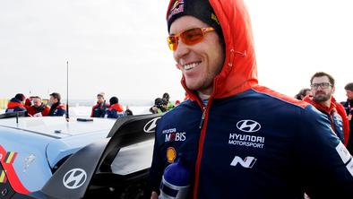 Neuville vodi pred zadnjim dnem relija po Švedski
