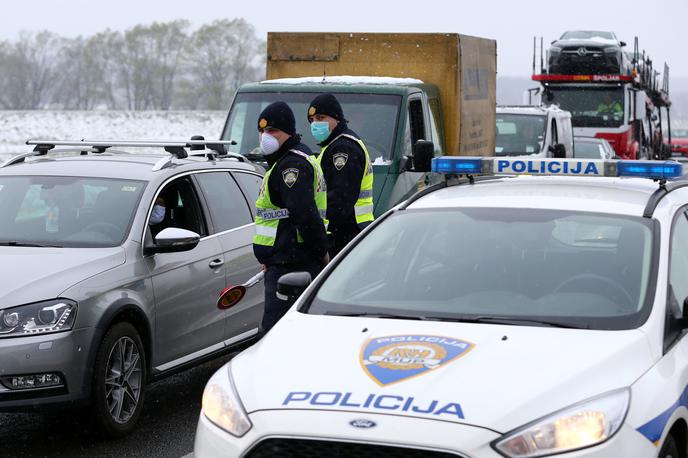 Hrvaška policija koronavirus | Po prvih podatkih sta trčila kombi in osebno vozilo. Fotografija je simbolična.  | Foto Reuters