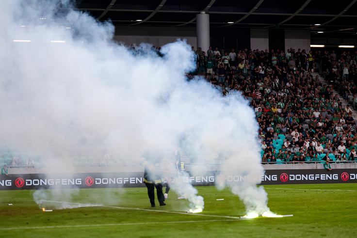 Navijači Olimpije so v 78. minuti s pirotehničnim vložkom poskrbeli za krajšo prekinitev srečanja. | Foto: Aleš Fevžer