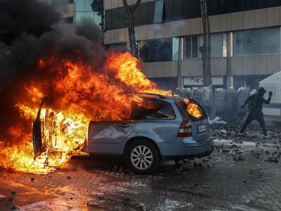 Protesti v Tirani: policija nad ljudi z gumijastimi naboji