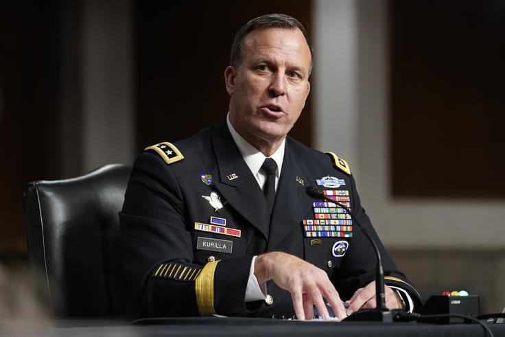General Michael E. Kurilla (na fotografiji), vodja ameriškega centralnega poveljstva (Centcom), je po pisanju NYT velik zagovornik dolgotrajne in obsežne vojaške kampanje proti hutijevcem. Proti dolgi kampanji sta bila načelnika združenih štabov ameriških oboroženih sil, nekdanji Charles Q. Brown (funkcijo je imel v času Bidna) in zdajšnji Dan Caine, ki je načelnik od 11. aprila. Caine in Brown sta zaskrbljena, da je podaljšana kampanja proti hutijevcem izčrpala vojaške vire iz azijsko-pacifiške regije. Skeptični do daljše kampanje so bili tudi podpredsednik J. D. Vance, direktorica nacionalne obveščevalne službe Tulsi Gabbard, zunanji minister Marco Rubio in vodja Trumpovega kabineta Susie Wiles. Obrambni minister Hegseth se je, kot so povedali ljudje, ki poznajo razprave, prepiral z obema stranema. | Foto: Guliverimage