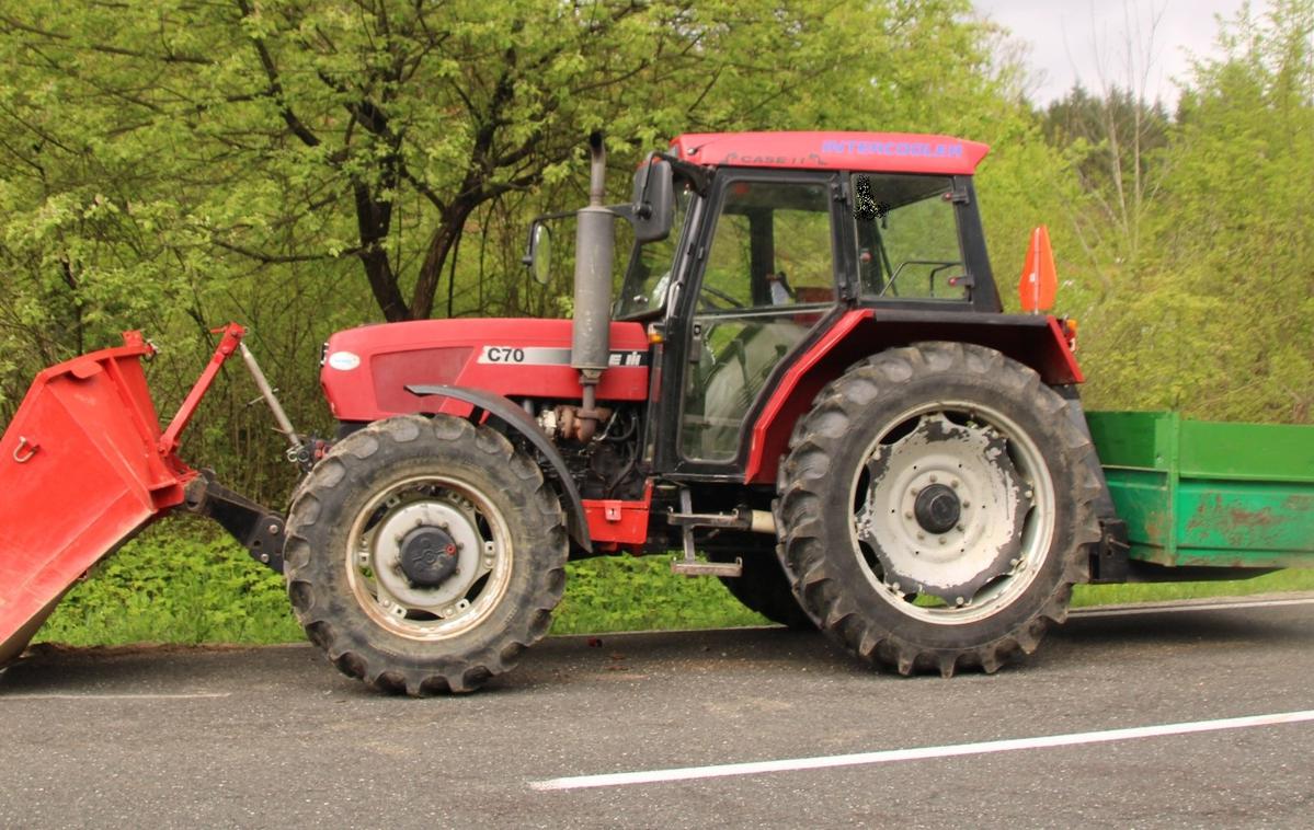 Traktor | Policisti so traktor s priključki zaradi nadaljnjih preiskav tehnične brezhibnosti zasegli. | Foto PU Novo mesto