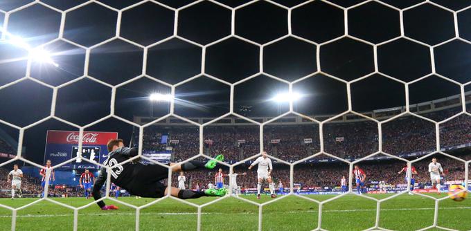 Ko je Ronaldo v 71. minuti z bele točke povišal prednost Reala na 2:0, je Atletico doživel šok, od katerega se ni več pobral. | Foto: Reuters