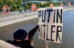 Incident v Moskvi: Razglasil "Putin je Hitler" in skočil v globino #video