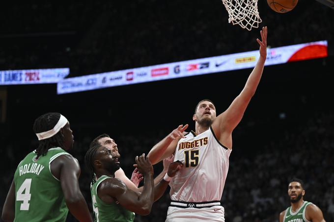 Nikola Jokić je z Denverjem izgubil pripravljalno tekmo lige NBA v Abu Dabiju proti prvakom iz Bostona. | Foto: Reuters