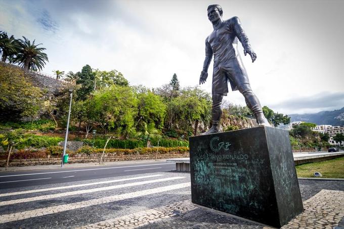Na svojega najbolj slovitega prebivalca so na Madeiri zelo ponosni. To potrjuje tudi kip. | Foto: 