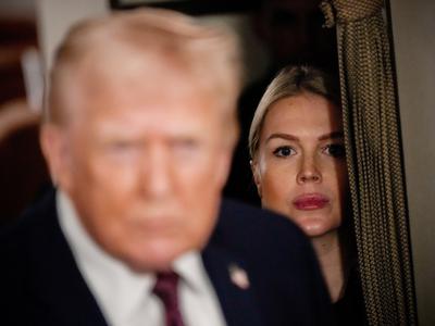 Trump naznanil odstop tiskovne predstavnice Bele hiše Leavitt