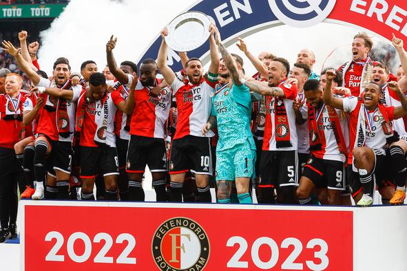 Pokal sta dvignila Feyenoord in AEK