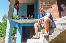 Američan Justus Reid na Hrvaškem že štiri mesece gradi hišo: poglejte, kaj vse je že nadgradil