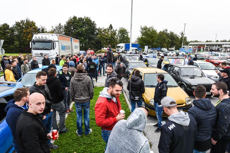 Ogromna množica ljudi se je zbrala na prvi postojanki, ljubljanskem barju. Dobre volje je bilo na pretek. | Foto: Gašper Pirman