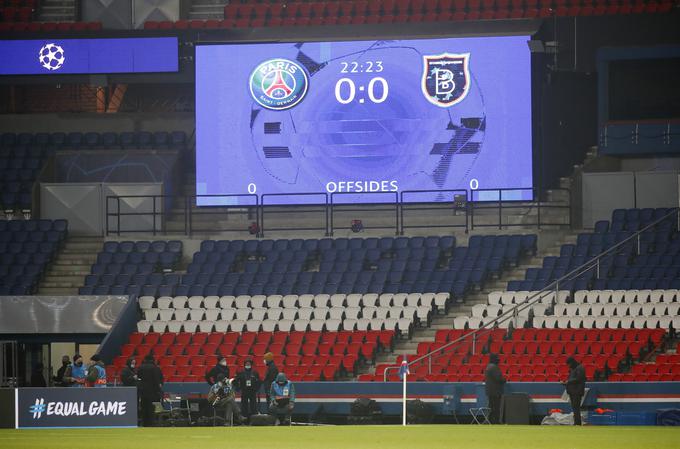 Tekmo v Parizu je doletela nenavadna usoda, saj bo danes potekala od 16. minute naprej. Začela se ob ob 18.55. | Foto: Reuters