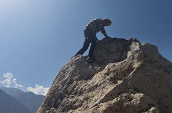 Messner pri 82 letih na skali, kjer je prvič videl Nanga Parbat