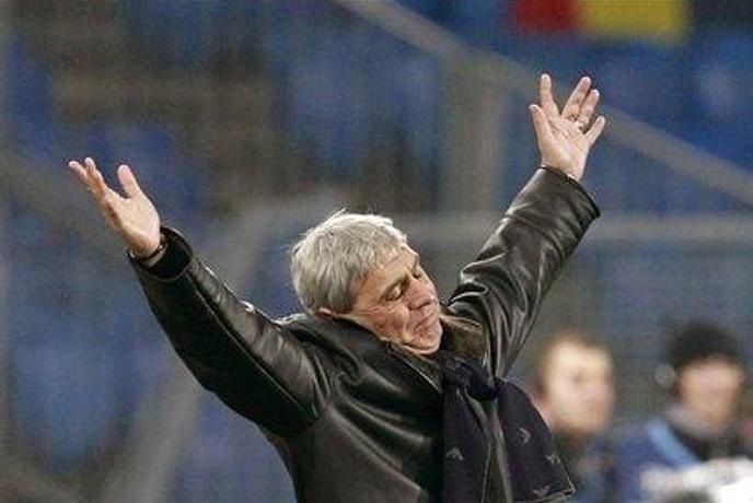 Romunski trener razbil ložo za trenerje (video)